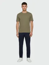 Remera de corte clásico, color verde militar, con cuello redondo, mangas cortas y detalle de logo bordado sutil en el pecho.