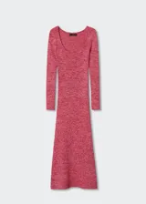 Vestido midi de punto fino con textura, de corte entallado y diseño evasé. Presenta cuello redondo y mangas largas.
