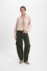 Jean de corte baggy con pierna recta y ancha, color verde oscuro con efecto lavado. Presenta bolsillos cargo laterales, costuras reforzadas y detalle de bordado del isologo en la parte trasera.