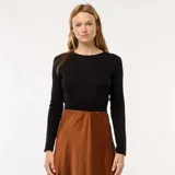 Camiseta negra de manga larga con cuello redondo.