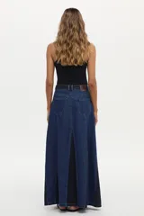 Musculosa de tejido rib color crudo, con lurex incorporado y escote redondo, de calce ajustado al cuerpo.