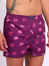 Bóxer Kevingston de algodón blanco con estampado integral de labios rojos. Cuenta con cintura elastizada y etiqueta de la marca en el frente.