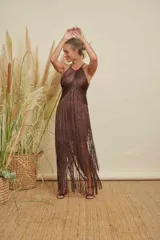 Vestido midi de color chocolate con cuello halter y diseño completamente cubierto de flecos largos que aportan movimiento.