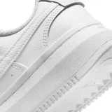 Championes Nike Court Vision Alta de mujer, con diseño de plataforma elevada y parte superior de cuero sintético texturizado en color rosado. Presenta el logo de la marca en el lateral, cierre con cordones y suela de goma blanca.