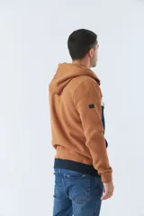 Campera negra y gris con capucha, cierre frontal y bolsillos tipo canguro.