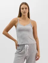 Set de pijama de tres piezas en color verde menta con estampado floral sutil, compuesto por una camisa de manga corta con botones, una musculosa básica y un pantalón largo de corte recto con cordón ajustable en la cintura.
