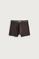 Pack de tres calzoncillos tipo bóxer de algodón elástico, en tonos gris claro, gris topo y marrón oscuro, con cintura elástica y pequeña etiqueta frontal con inscripción.