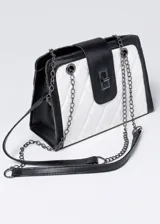 Cartera al hombro de cuero sintético, con diseño acolchado a rombos en blanco y negro. Tiene una repartición con cierre, correa de cadena y correa de cuero sintético.
