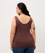 Musculosa de poliamida blanca, de corte ajustado, con escote en U y tirantes anchos.