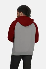 Buzo tipo hoodie de Levi's con diseño raglán, cuerpo en color gris y mangas y capucha en color bordó. Presenta el logo de la marca estampado en el pecho y bolsillo frontal tipo canguro.