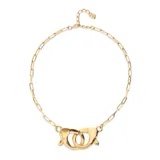 Collar dorado con cadena de eslabones rectangulares y dije de mosquetón entrelazado.