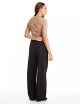 Pantalon palazzo de tiro alto con pinzas frontales, bolsillos laterales funcionales y bolsillos traseros ojal simulados. Presenta una silueta fluida y relajada con pretina lisa y pasadores para cinturón.