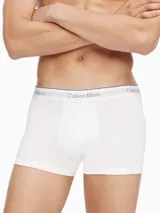 Pack de tres boxers tipo trunk de Calvin Klein, color blanco, confeccionados en microfibra elástica. Presentan tiro bajo y cinturilla elástica con el logotipo de la marca en contraste.
