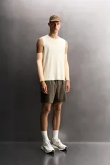 Shorts deportivos de entrenamiento Zara Athleticz, color beige, confeccionados en tejido técnico ligero y elástico con forro interior. Presentan cintura elástica ajustable, bolsillos frontales, bolsillo trasero de seguridad con cierre, aberturas laterales en el bajo y detalle de logo estampado en la pierna.