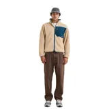 Buzo de polar tipo sherpa en color beige, con cierre frontal completo, cuello alto y bolsillo en el pecho de pana en color azul petróleo con cierre y logo bordado.