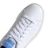 Championes Adidas modelo Advantage, de diseño inspirado en el tenis, color blanco con detalles en azul claro en la lengüeta y un toque iridiscente en el talón. Presentan perforaciones laterales que forman las tres bandas características de la marca y suela de caucho.