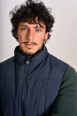 Chaleco tipo puffer color azul marino, con cierre frontal completo, cuello alto y logo bordado en el pecho.