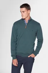 Buzo liso de punto fino en hilo de algodón color azul marino, con cuello alto y cierre frontal parcial con detalle de tirador de cuero.