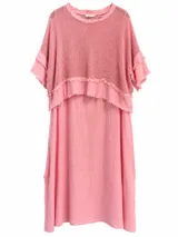 Vestido midi color rosado, con diseño superpuesto que combina tela de red texturada en la parte superior y tejido plano con terminaciones deshilachadas, de mangas cortas y corte holgado.