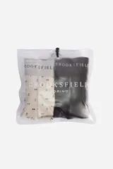 Pack de dos bóxers de algodón. Uno negro con cintura elástica negra con la marca en blanco. El otro color crema con estampado de flores pequeñas y cintura elástica gris con la marca en negro.