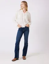 Camisa de algodón color gris con bordados florales en el frente y las mangas. Tiene cuello con solapa y cierre frontal con botones.