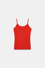 Musculosa ajustada de color rojo, con escote redondo y tirantes finos.