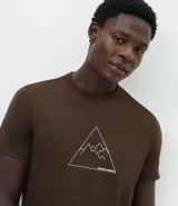 Remera de algodón color marrón con cuello redondo, mangas cortas y estampado geométrico de montaña en el pecho.