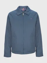 Campera azul con cierre de cremallera, cuello doblado, dos bolsillos inferiores a los lados, detalles distintivos de Tommy Hilfiger y logo de Tommy Hilfiger bordado en el pecho.