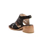 Sandalia de cuero color negro con diseño de tiras anchas, algunas con textura efecto reptil y aberturas laterales. Cuenta con taco cuadrado efecto madera, plataforma baja y tira ajustable en el talón con hebilla metálica.