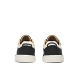 Championes Merrell modelo Cygnet Canvas, color negro con gran letra "M" blanca en el lateral, suela cupsole blanca y cordones claros.