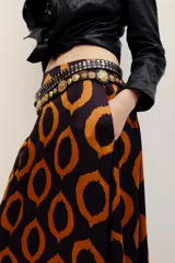 Falda larga de viscosa con estampado geométrico en tonos marrón y negro.