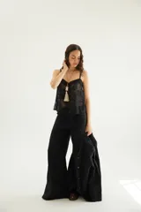 Pantalón wide leg de tiro medio, con bolsillos delanteros y traseros, confeccionado en mezcla de lino y algodón.