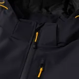 Chaqueta técnica negra de Caterpillar, diseñada con tecnología Storm Blocker+ para protección contra agua y viento. Cuenta con capucha ajustable y extraíble, cierre frontal completo con protector de barbilla, bolsillo en el pecho y bolsillos laterales con cremalleras impermeables, y logo de la marca en el brazo.