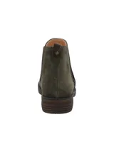 Botín tipo Chelsea de cuero gamuzado en color verde oliva, con paneles elásticos laterales en tono marrón oscuro y suela de goma con pequeño taco cuadrado.