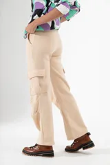 Pantalón cargo negro de corte recto y estilo urbano, con bolsillos laterales y tobillos ajustables.