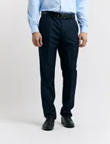 Ambo de corte clásico compuesto por saco de dos botones y pantalón de vestir a juego. El saco cuenta con solapas de muesca, bolsillos laterales con solapa y un bolsillo en el pecho. El pantalón presenta un corte recto y limpio.