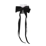 Broche de pelo negro con forma de moña y cintas largas colgantes.