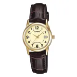 Reloj analógico Casio con caja redonda de acero en tono dorado, esfera color champán con números arábigos, calendario y correa de cuero marrón con textura de cocodrilo.