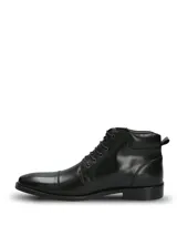 Bota de vestir tipo botineta en cuero negro, con cordones, puntera reforzada y suela de goma con costura decorativa.