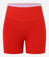 Bermuda deportiva de tiro alto color rojo, con cintura elástica en contraste color rosa claro. Confeccionada en tejido de microfibra elástica, diseñada para actividades físicas.