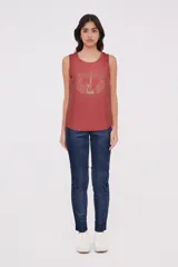 Musculosa de algodón color terracota, con cuello redondo a la base y estampa frontal con diseño de guitarra, alas y texto Rock & Roll 1974 en color dorado.