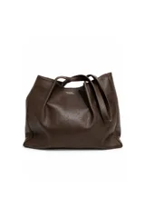 Bolso amplio de cuero sintético color marrón, con diseño de líneas simples y doble asa para llevar al hombro. Cuenta con gran capacidad interior y el logo de la marca estampado en el frente.