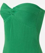 Vestido midi de punto color verde, sin breteles, con diseño ajustado al cuerpo y detalle torcido en el busto.
