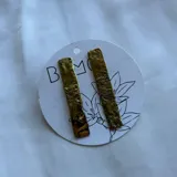 Aros colgantes largos de bronce con textura irregular.