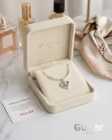 Collar de plata 925 con cadena fina y dije central en forma de corazón con la inscripción 'Te quiero' y un pequeño calado en forma de corazón.
