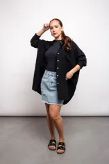 Camisa blanca de manga larga, con botones y cuello.