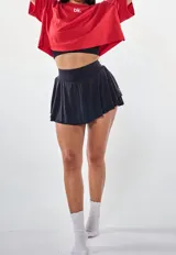 Minifalda negra con cintura alta y corte evasé.