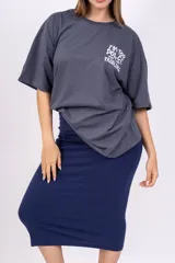 Pollera midi azul marino de punto canalé, corte ajustado y cintura alta.