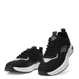 Championes urbanos Umbro modelo Jogger, color negro con detalles en blanco y gris. Presentan un diseño inspirado en el running retro, con una combinación de materiales textiles y sintéticos en el exterior, cierre mediante cordones y una suela de goma con entresuela amortiguada.