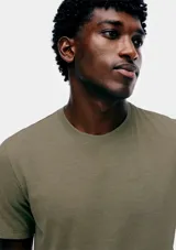 Camiseta básica de manga corta y cuello redondo, color rojo oscuro.